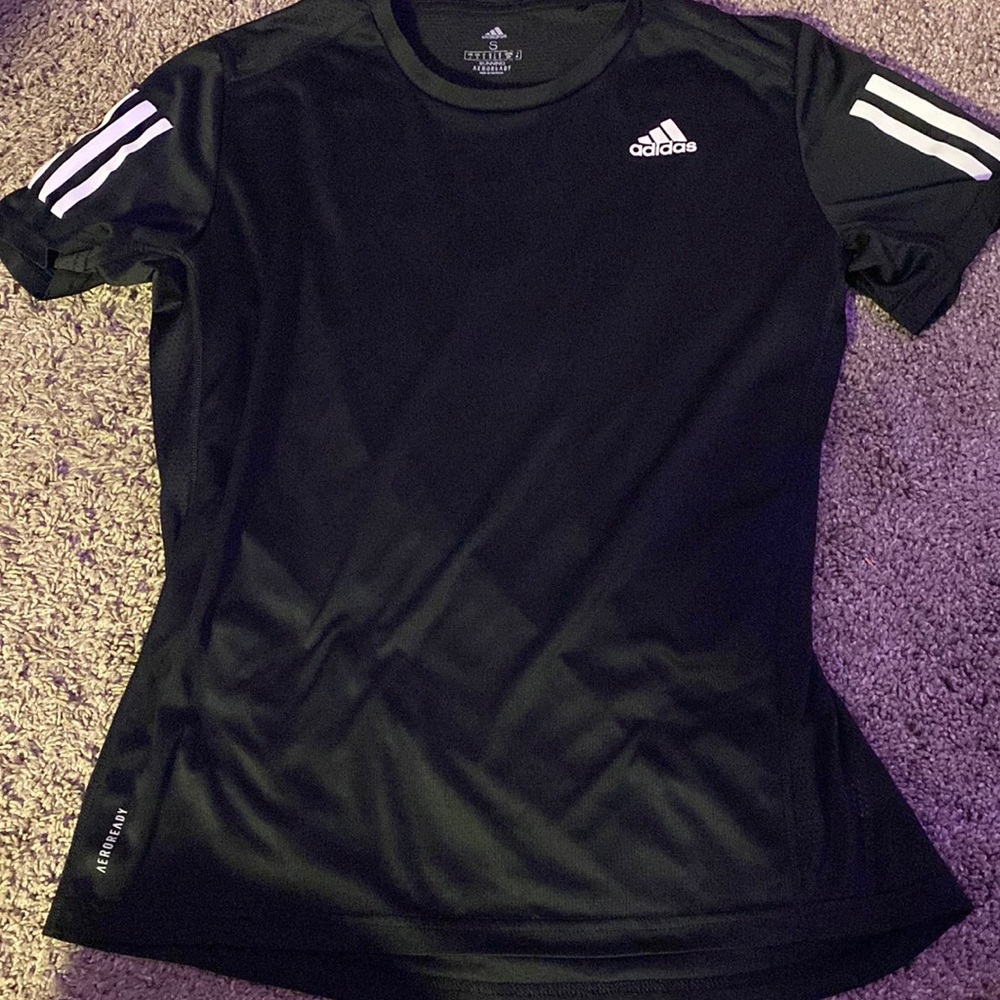 There is no pealing on any of the designs such as adidas logo and stripes.
